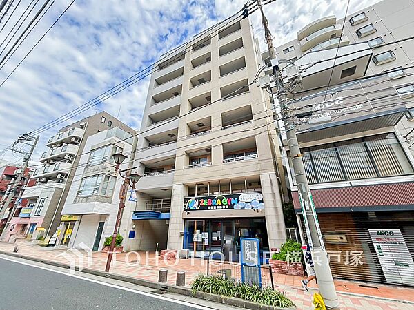【Appearance】爽やかな青空の下に贅沢なほどに降り注ぐ陽光、豊かな居住性と、クオリティが見事に調和した住空間は、住まうことの喜びを感じさせてくれます。