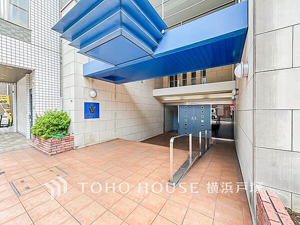 【Entrance】エントランスは毎日の行き帰りで使う大事な空間です。明るい基調で華やかなデザインなので、毎日も気持ちよく、またご友人なども素敵に迎え入れられます。