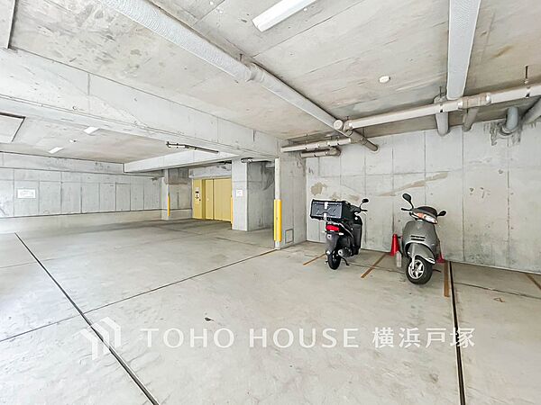 【Car space】ゆったりとした駐車スペースを確保いたしましたので、大きめのお車でも駐車可能です。自転車やバイクなど、ゆとりのある敷地で置き場所に困ることはないでしょう。