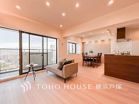 【Living room】広々としたリビングダイニングは、シックでモダンな内装。落ち着いた雰囲気に包まれて、伸びやかな空間の中で、ゆったりと家族団らんのひとときを過ごせます。