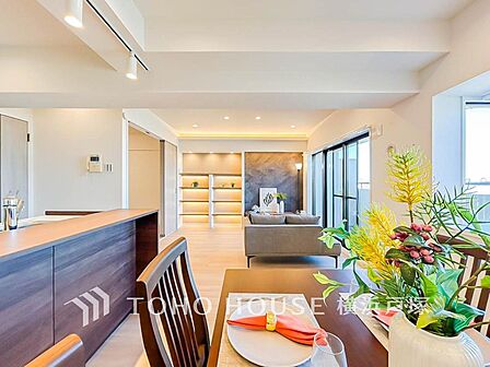 【Living room】一日の中で多くの時間を過ごすことになる住まいだからこそ、いつも穏やかな空間であるように心掛けています。構成する建材などへの配慮が、住まう方の健康を守ります。