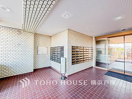 【Entrance】上品で清潔感があるエントランスは住人やゲストを迎え入れ、そして送り出す場にふさわしい空間です。プライベート感が高まるシックな装いのエントランス。