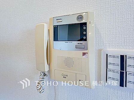 【TVモニタ付きインターホン】誰が来てもわかる様にモニター付きインターホンを設置。快適と安らぎを合わせた優しい設計。