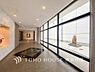 エントランス：【Entrance】足を踏み入れると静穏な時間が流れるエントランスホール。心やすらぐ憩いのスペース。ゆったりと寛ぎながら、思い思いの時間を過ごせる空間です。
