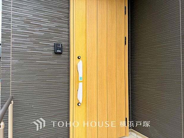 【Entrance】お客様をお迎えする玄関は落ち着いた雰囲気。帰り着くたびに洗練されたテイストの空間に迎えられ誇りと喜びを感じる玄関まわりです。