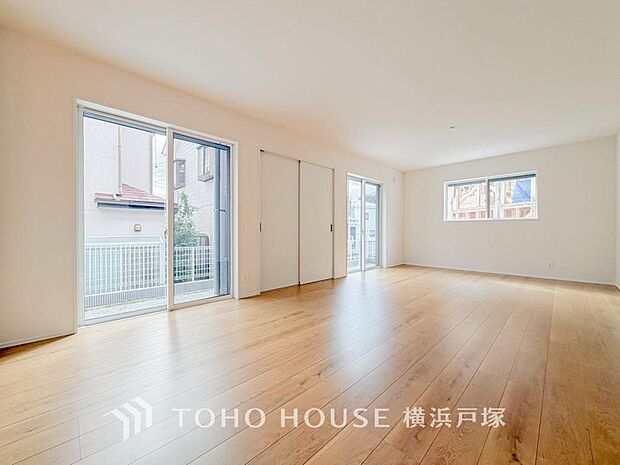 【Living room】ここにはみんなが集い、食事と楽しい会話が始まる。話に夢中になりすぎて、ついつい時を忘れてしまう。そんな束の間の幸せを感じさせてくれる場所。