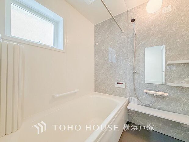 【Bathroom】1日の疲れを取り心身を癒すことができる住まいの中のリラクゼーション空間、リラックスできるよう優しいカラーをチョイスしました。時を忘れるほどのんびりできる空間に。