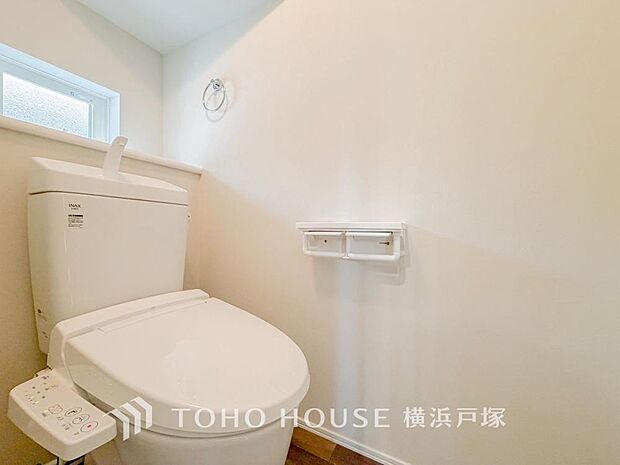 【Toilet】清潔感のあるトイレ空間。毎日快適に使えるよう配慮された仕様で、落ち着いて利用できる空間です。