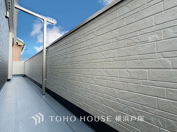 【Balcony】気持ちのいい空が見渡せる広いバルコニー。爽やかな風を感じて、心躍る素敵な暮らしがはじまります。