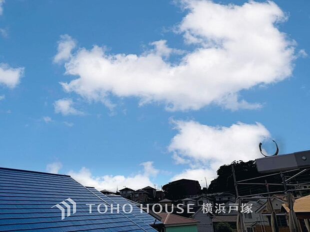 【View】開放感があり、遮るものもなく気持ちのいい景色が広がります。お部屋にも爽やかな風と暖かく柔らかな日差しが差し込み、毎日の暮らしを豊かに彩ります。