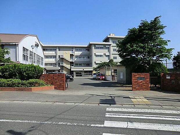 横須賀市立荻野小学校まで約450m。