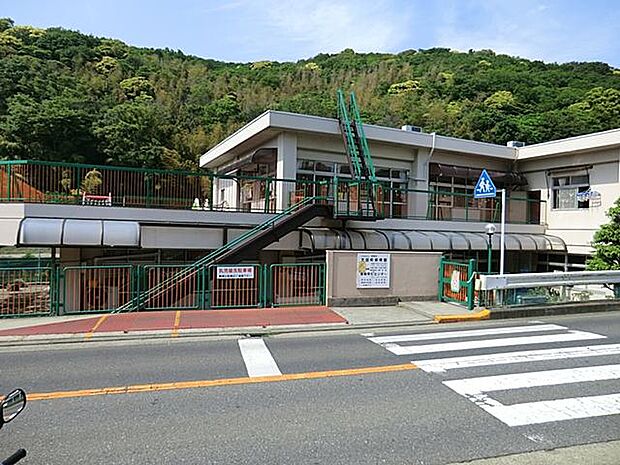 太田和こども園まで約1000m。幼保連携型認定こども園。「子は親の宝、社会の宝、国の宝」を理念とし、情緒の安定と自己表現を促し、思いやりや生きる力の基礎を育てることを教育・保育目標としています。