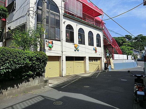 武山幼稚園まで約650m。幼児の健やかな成長と遊びを重視した教育を行う幼稚園で、園庭あそびや預かり保育にも対応している地域の幼児教育施設です。