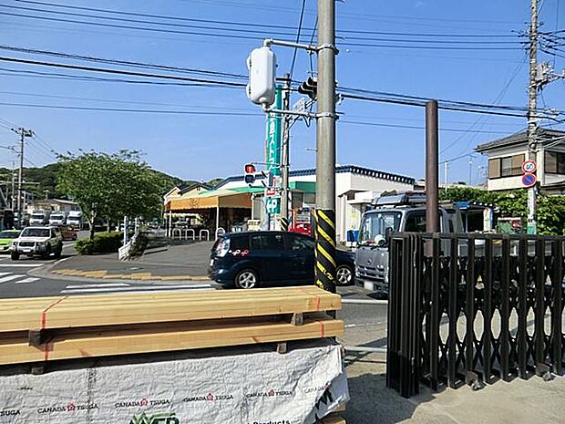 京急ストア芦名店まで約2400m。鮮度の良い生鮮食品や自家製惣菜、日常品を豊富に取り揃えています。駐車場も完備しており、地域住民の毎日の買い出しに便利な店舗です。