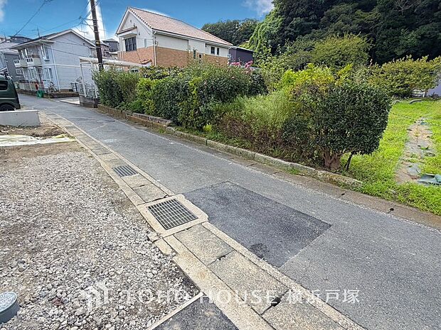 【Frontal road】穏やかな街並みの中で、陽光と開放感を感じながら暮らせる魅力ある住環境です。