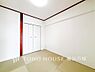 和室：【Japanese-style room】和室があることで落ち着きと癒しの空間が生まれます。来客時の客室としても利用できますし、お子様のプレイルームやお昼寝に最適なお部屋です。