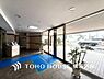 エントランス：【Entrance】住まいの第一印象を彩るエントランス。落ち着いたデザインとすっきりとした空間が、訪れる人を自然に迎え入れます。毎日の帰宅が心地よく感じられる場所です。