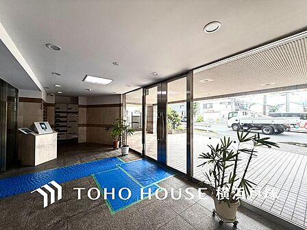 【Entrance】住まいの第一印象を彩るエントランス。落ち着いたデザインとすっきりとした空間が、訪れる人を自然に迎え入れます。毎日の帰宅が心地よく感じられる場所です。