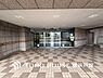 エントランス：【Entrance】上品で清潔感があるエントランスは住人やゲストを迎え入れ、そして送り出す場にふさわしい空間です。プライベート感が高まるシックな装いのエントランス。