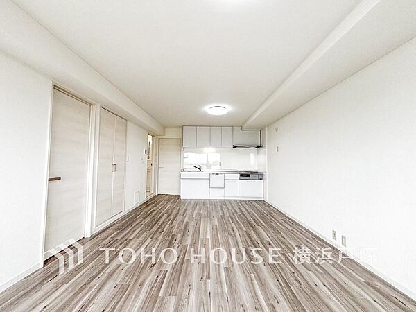 【Living room】広々としたリビングダイニングは、シックでモダンな内装。落ち着いた雰囲気に包まれて、伸びやかな空間の中で、ゆったりと家族団らんのひとときを過ごせます。