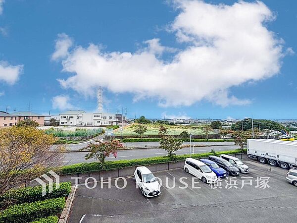 【View】手を伸ばせば、ふれることが出来そうな環境が、そのままインテリアになったような印象です。その豊かな眺望にふさわしい空間には、通風・採光にも優れ、心地よい光と風があふれています。