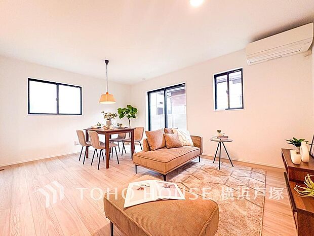 【Living room】明るく開放的な空間が広がるLDK。室内には豊かな陽光が注ぎ込み、爽やかな住空間を演出。
