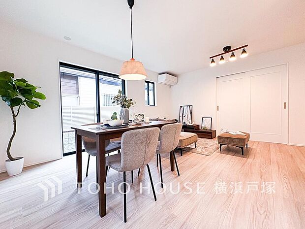 【Living room】一日の中で多くの時間を過すことになる住まいだからこそ、いつも穏やかな空間であるように心掛けています。構成する建材などへの配慮が、住まう方の健康を守ります。