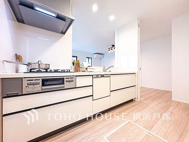 【Kitchen】ご家族みんなで調理ができる位のスペースを実現したキッチン空間となっております。みんなで作った料理を召し上がりながらの会話は、どのような物になるのでしょうか。