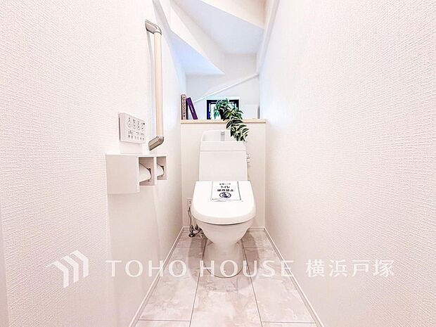 【Bathroom】1日の疲れを癒すバスルームは、心地よいリラックスを叶える清潔感溢れる美しい空間です。心からゆったりと寛いでいただけるよう、ゆとりのスペースを確保してます。