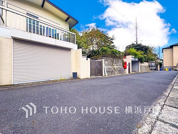 【Frontal road】周辺に建ち並ぶ邸宅も、それぞれに個性がありながらも全体的に瀟洒な雰囲気を醸し出している邸宅街の一角。