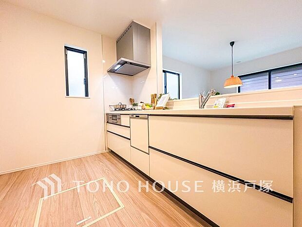 【Kitchen】長い時間滞在するキッチンだからこそ、食事の準備を楽しい時間に、忙しい時でもスムーズに無駄なく作業できる、お手入れも簡単にできるなど、毎日を楽しくするキッチンスペースに仕上げました。