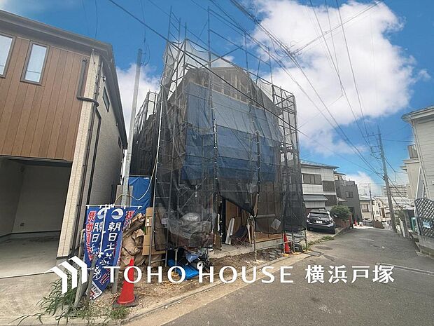 【Appearance】青空の下、ご家族の夢を育む新築戸建てが建設中。この街で始まる、新しい暮らしのストーリーを創造しませんか。(2026.9)