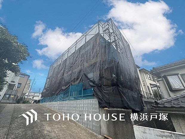 【Appearance】堂々たる趣ながら、主張し過ぎずどこか余裕を感じさせるシャープなフォルムで佇む邸宅。(2026.9)
