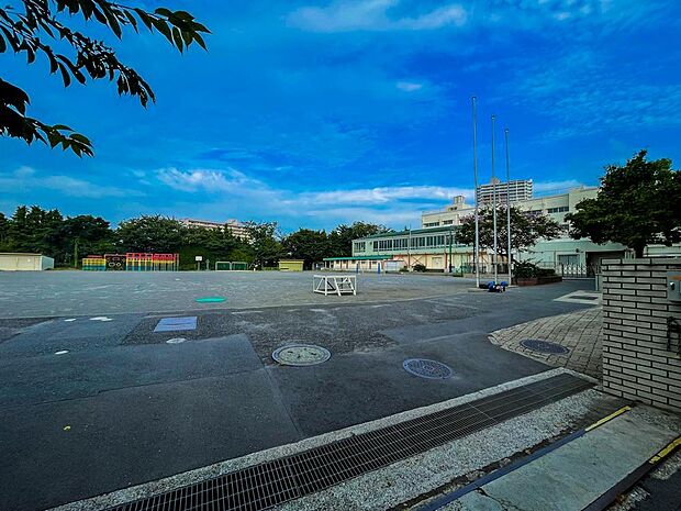 横浜市立二俣川小学校まで約750m。