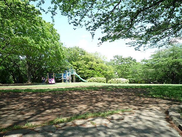 南本宿公園まで約600m。春には桜がきれいな公園。公園内には芝生広場や果樹園などがあり、自然豊かな樹林の中を散策もできます。