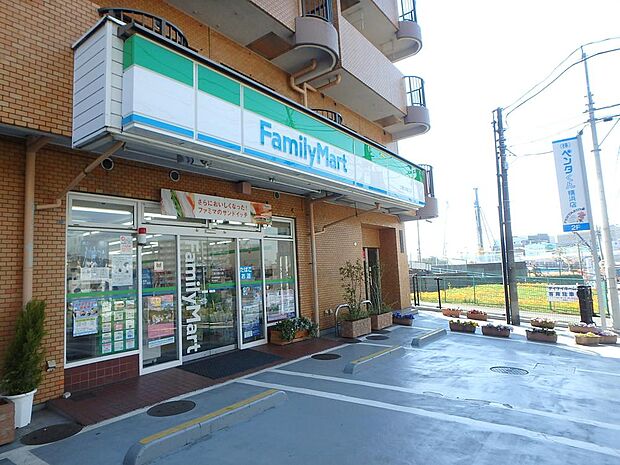 ファミリーマート二俣川南口店まで約220m。食品や飲料、日用品などを取り揃えるコンビニエンスストア。ちょっとした買い物や外出時の利用にも便利で、日々の暮らしをサポートします。