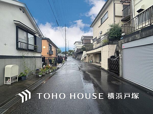 街並みの風景に包み込まれながら、瀟洒な印象も湛えて佇みます。