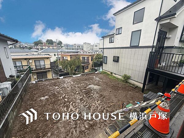 新しい住まいが誕生する現地です。周辺は閑静な住宅街で、お子様の成長を見守る穏やかな環境が魅力です。理想のマイホームをここで実現しませんか。