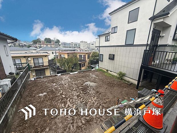 新しい住まいが誕生する現地です。周辺は閑静な住宅街で、お子様の成長を見守る穏やかな環境が魅力です。理想のマイホームをここで実現しませんか。