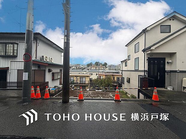 見晴らしの良い立地で、青空と街並みが広がる現地外観です。穏やかな住環境は、子育て世代にもおすすめ。家族の笑顔が溢れる未来がここにあります。