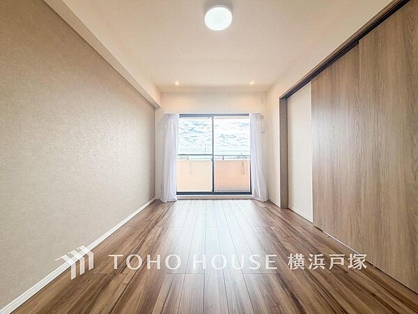 【Room】1日の疲れを癒し、心地よく寛げるようゆったりとした広さを確保しています。プライベートタイムをより優雅に穏やかに…。落ち着いた雰囲気を紡ぎます。