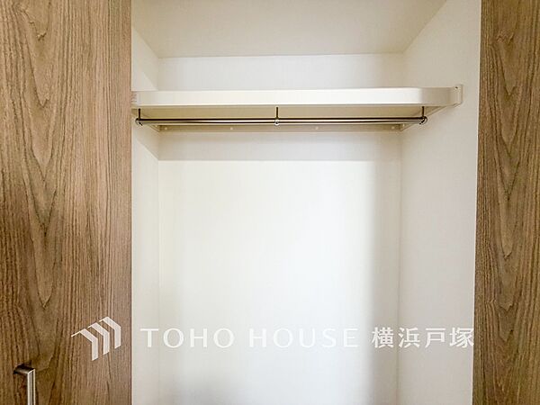 【Storage】整理整頓がしやすい収納スペース。日常の必需品をすっきり収納し、部屋を広く保つ機能的な設計。