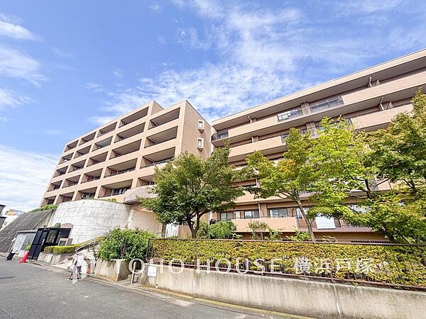 【Appearance】洗練されたフォルムと美しい街並みに映える外観デザイン。住まう誇りを感じさせる、上質感あふれるレジデンス。