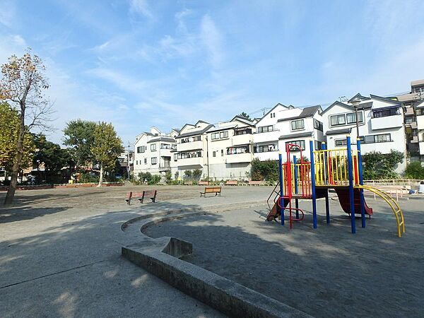 岸谷公園まで約500m。 春はお花見、夏はプールでお楽しみいただける公園です。夏の期間、市営の屋外プールが営業します。25mプールと幼児用プールがあります。太陽の光を浴びてたっぷり遊べます。