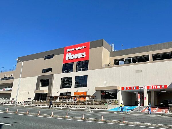 島忠ホームズ横浜鶴見店まで約190m。2023年12月6日リニューアルオープン！1.2階が家具・ホームセンターのホームズ、3階がスーパー三和です。無料の大型駐車場を完備。