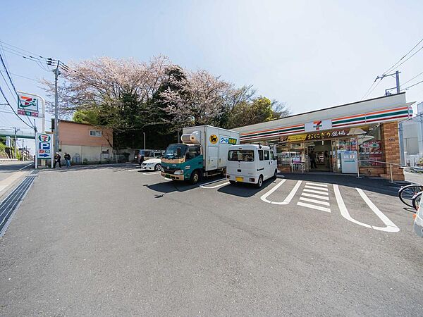 セブン-イレブン 横浜鶴見東寺尾3丁目店まで約800m。飲食料品や生活雑貨を取り揃え、ATMや宅配便受付にも対応。日常の買い物から各種サービスまで、暮らしを便利にサポートします。
