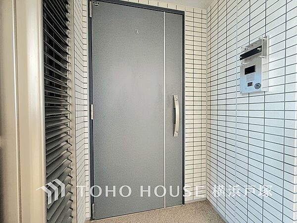 【Entrance】お客様をお迎えする玄関は落ち着いた雰囲気。帰り着くたびに洗練されたテイストの空間に迎えられ誇りと喜びを感じる玄関まわりです。