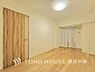 寝室：【Room】1日の疲れを癒し、心地よく寛げるようゆったりとした広さを確保しています。プライベートタイムをより優雅に穏やかに…。落ち着いた雰囲気を紡ぎます。
