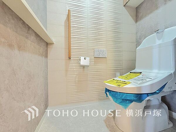 【Toilet】清潔感のあるトイレ空間。毎日快適に使えるよう配慮された仕様で、落ち着いて利用できる空間です。