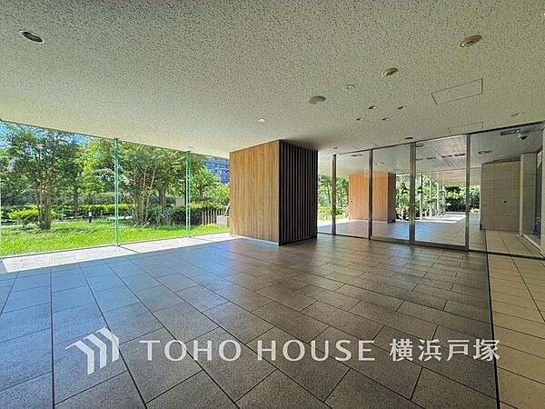 【Entrance】上質感漂うエントランス。めまぐるしく過ぎ行く日々の中でゆったりとした休息と癒しを提供してくれる居住者のプライベート空間があります。